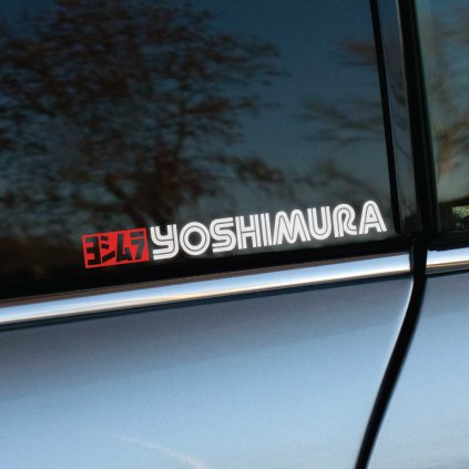 Plotrovaná nálepka na auto s logom YOSHIMURA, biely text s linkovým efektom a červený japonský nápis v hranatom poli.