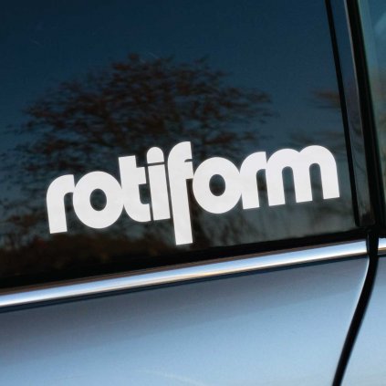 Nálepka s logom „rotiform“ nalepená na zadnom bočnom okne auta. Jednoduchý a moderný dizajn zvýrazňuje štýl vozidla, pričom čisté línie nápisu upútajú pozornosť. Lesklý povrch skla s odrazom okolitej prírody pridáva nálepke elegantný a profesionálny vzhľad. Ideálna voľba pre milovníkov kvalitných automobilových doplnkov a personalizácie vozidiel.