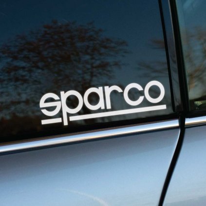 Nálepka s nápisom „sparco“ umiestnená na zadnom bočnom okne auta. Minimalistický a štýlový dizajn zdôrazňuje športový charakter značky, pričom spodná linka pridáva vizuálnu stabilitu. Lesklé sklo s odrazom okolia podčiarkuje kvalitu aplikácie nálepky. Ideálna pre fanúšikov motoristického športu a milovníkov estetických detailov na vozidle.