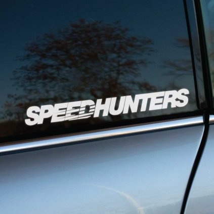 Plotrovaná nálepka s nápisom „SPEEDHUNTERS“ v dynamickom štýle písma, ideálna ako nálepka na auto pre fanúšikov rýchlej jazdy.