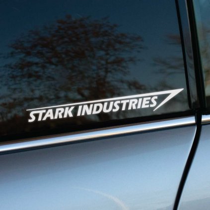 Nálepka s textom „Stark Industries“ aplikovaná na zadnom bočnom okne auta. Štýlový dizajn s dynamickou grafikou šípky podčiarkuje moderný a technicky zameraný charakter nálepky. Lesklé okno s odrazom okolia zdôrazňuje precíznosť aplikácie, ktorá dodáva autu jedinečný vzhľad. Ideálne pre fanúšikov výrazných detailov a tematických samolepiek na auto.