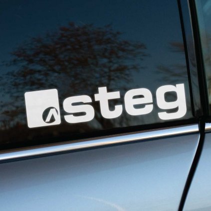 Nálepka s logom „steg“ aplikovaná na zadnom bočnom okne auta. Jednoduchý a moderný dizajn nálepky dokonale ladí s čistými líniami vozidla. Povrch skla s odrazom okolitej krajiny zdôrazňuje precíznu aplikáciu samolepky, ktorá je vhodná na propagáciu značky alebo personalizáciu vozidla. Ideálny doplnok pre milovníkov štýlových detailov na aute.