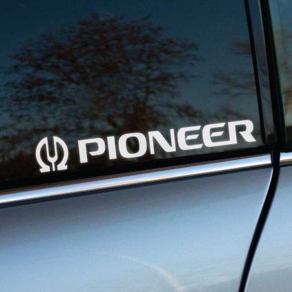 Biela nálepka „Pioneer“ so starým logom značky a ikonickým symbolom „omega“ nalepená na bočnom okne auta. Tento retro dizajn prináša nádych nostalgie a zároveň štýlový doplnok, ktorý zaujme na prvý pohľad. Tmavé sklo zdôrazňuje kontrast bieleho textu a symbolu omega, zatiaľ čo strieborná karoséria auta podčiarkuje jeho elegantný vzhľad. Perfektné riešenie pre milovníkov klasického dizajnu, ktorí chcú personalizovať svoje vozidlo s historickým logom značky Pioneer. Kľúčové slová: staré logo Pioneer, nálepka omega, retro nálepky na auto, dizajn na okno, štýlové doplnky pre vozidlá.