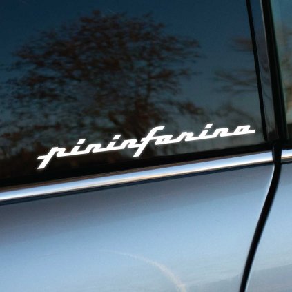 Elegantná nálepka "Pininfarina" na bočnom okne automobilu, zvýrazňujúca jeho štýlový a luxusný dizajn. Nálepka v bielom prevedení kontrastuje s tmavým sklom, pričom zdôrazňuje detaily karosérie v metalickej sivej farbe. Ideálny doplnok pre milovníkov automobilov a originálne samolepky na auto. Táto nálepka dodáva vozidlu sofistikovaný nádych a je skvelou voľbou pre personalizáciu exteriéru.