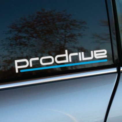 Plotrovaná nálepka na auto s logom Prodrive, biely futuristický nápis s modrou spodnou líniou v celkovo dynamickom štýle.