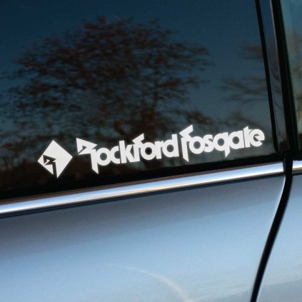 Biela nálepka „Rockford Fosgate“ s ikonickým geometrickým logom na zadnom bočnom okne auta odráža vášeň pre špičkový audio výkon. Výrazný dizajn a jedinečné písmo pôsobia dynamicky a na tmavom skle vytvárajú pútavý kontrast. Táto nálepka je perfektnou voľbou pre nadšencov audio techniky a automobilového tuningu, ktorí chcú svoje vozidlo ozdobiť štýlovým a zároveň reprezentatívnym prvkom. Ideálny doplnok pre športové aj osobné autá.