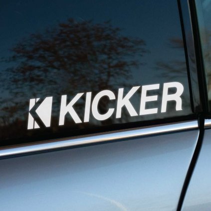 Biela nálepka s logom „Kicker“ na zadnom bočnom okne auta vyjadruje záľubu pre kvalitný zvukový systém a automobilové audio. Jednoduchý a moderný dizajn s ikonickým symbolom „K“ skvelo vyniká na tmavom skle, čo jej dodáva profesionálny a štýlový vzhľad. Ideálna pre milovníkov hudby a nadšencov tuningových úprav, ktorí chcú svojmu vozidlu pridať osobitosť a zdôrazniť svoju vášeň pre špičkový zvuk. Skvelý doplnok pre všetky typy áut.