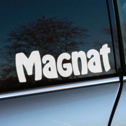 Biela nálepka s nápisom „Magnat“ v zaoblenom písme je umiestnená na zadnom bočnom okne auta. Jej hravý a výrazný dizajn na tmavom skle vytvára kontrast, ktorý zaručene upúta pozornosť. Táto nálepka je ideálnym doplnkom pre tých, ktorí chcú svojmu autu dodať štýlový a unikátny vzhľad. Vhodná na propagáciu značky alebo ako dekorácia pre osobné a tuningové vozidlá. Skvelý spôsob, ako zvýrazniť individualitu auta.