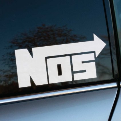 Biela nálepka s logom „NOS“ a šípkou smerujúcou doprava je nalepená na zadnom bočnom okne auta. Jednoduchý a športový dizajn je ideálny pre tuningové vozidlá a fanúšikov rýchlej jazdy. Nálepka perfektne vyniká na tmavom skle a dodáva vozidlu dynamický vzhľad. Tento typ samolepky je populárny medzi nadšencami automobilového stylingu a milovníkmi motoristických značiek. Skvelá dekorácia na auto, ktorá spája štýl a vášeň pre rýchlosť.