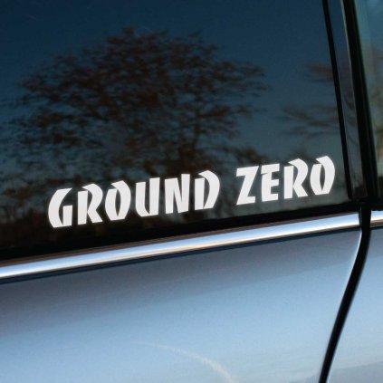 Biela nálepka „Ground Zero“ s výrazným, moderným písmom, ktoré evokuje silu a dynamiku, nalepená na tmavom bočnom okne auta. Dizajn odkazuje na značku známej audio technológie, špecializujúcej sa na výkonné subwoofery a reproduktory. Kontrast medzi bielym textom a tmavým sklom zabezpečuje, že logo vynikne, zatiaľ čo strieborná karoséria auta pridáva na štýlovej elegancii. Táto nálepka je ideálna pre audio nadšencov a tuningových fanúšikov, ktorí chcú zdôrazniť svoju vášeň pre výkonný zvukový systém.   Kľúčové slová: nálepka Ground Zero, audio systém, subwoofer, tuning doplnky, nálepky na auto, personalizácia vozidla.