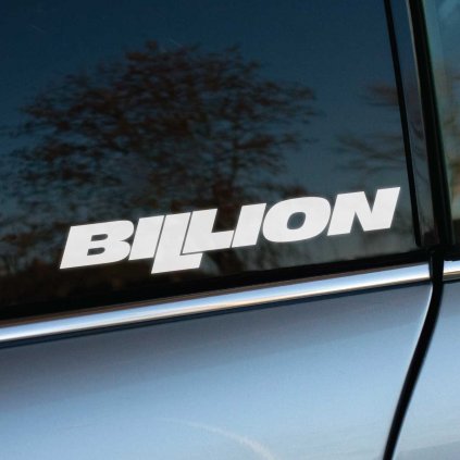 Biela nálepka „BILLION“ s odvážnym a moderným písmom je nalepená na tmavom bočnom okne strieborného automobilu. Dynamický sklon písmen symbolizuje pohyb a výkon, pričom čistý biely dizajn kontrastuje s tmavým sklom pre maximálnu viditeľnosť. Táto nálepka je ideálna pre automobilových nadšencov, ktorí hľadajú štýlový doplnok na zdôraznenie športového a prémiového charakteru svojho vozidla. Dokonale zapadne ako súčasť tuningového vzhľadu, ktorý zvýrazňuje jedinečnosť auta.  Kľúčové slová: nálepka BILLION, tuning auta, športový dizajn, nálepky na auto, autodoplnky, personalizácia vozidla, závodný štýl.