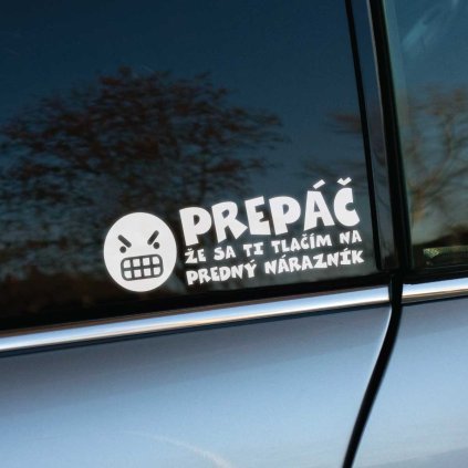 Biela nálepka s textom "PREPÁČ, že sa ti tlačím na predný nárazník" a obrázkom nahnevaného emotikonu na zadnom okne strieborného auta. Táto humorná nálepka je ideálna pre vodičov, ktorí chcú vyjadriť svoj zmysel pre humor a ospravedlniť sa tým, čo ich nasledujú príliš blízko. Perfektný doplnok pre tých, ktorí hľadajú originálne a zábavné nálepky na auto, ktoré dodajú vozidlu jedinečný charakter a pobavia ostatných účastníkov cestnej premávky.