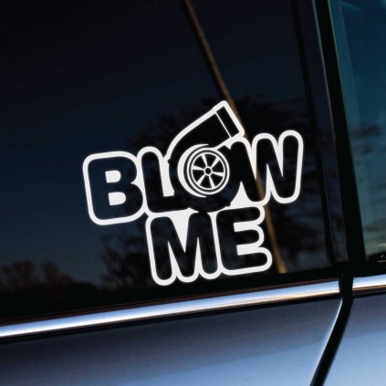 Humorná biela nálepka "BLOW ME" s obrázkom turbodúchadla na zadnom okne strieborného auta. Táto nálepka je ideálna pre nadšencov tuningu a automobilových vylepšení, ktorí majú radi zábavné a odvážne doplnky. Perfektný spôsob, ako vyjadriť svoju lásku k výkonným motorom a zaujať ostatných vodičov na cestách.