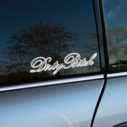Plotrovaná nálepka s nápisom „Dirty Bitch“ v ozdobnom skripte, určená ako výstredná nálepka na auto s postojom.