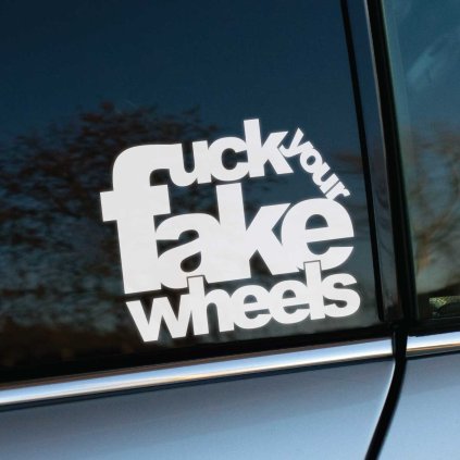 Na obrázku je nálepka s provokatívnym textom „Fuck Your Fake Wheels“ nalepená na bočnom okne auta. Nálepka má výrazné biele písmo, ktoré vyniká na tmavom skle, čím zaisťuje, že je nápis dobre viditeľný aj z diaľky. Tento dizajn je určený pre automobilových nadšencov, ktorí chcú vyjadriť svoj názor na falošné alebo nekvalitné disky a dodať svojmu vozidlu odvážny a sebavedomý vzhľad. Je to skvelý spôsob, ako pridať autu jedinečný charakter a zároveň vyjadriť svoj postoj k originalite v automobilovej kultúre.