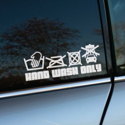 Plotrovaná nálepka so symbolmi údržby textilu, prečiarknutou umývačkou a jasným nápisom v znení HAND WASH ONLY.