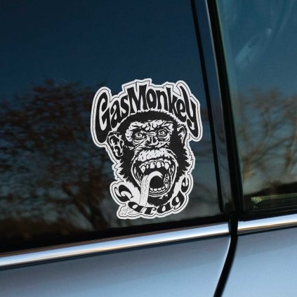 Tlačená nálepka na auto s logom Gas Monkey Garage, agresívna opica s vyplazeným jazykom v retro hot-rod štýle.
