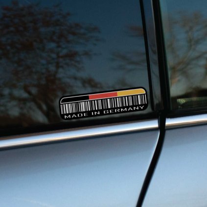 Tlačená nálepka na auto s dizajnom čiarového kódu a nápisom „Made in Germany“, symbolizujúca nemeckú kvalitu.