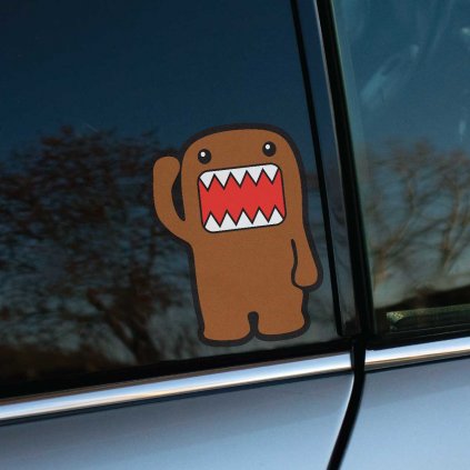 Tlačená nálepka na auto s postavičkou Domo-kun, ikonický zubatý dizajn s typickým výrazom a zdvihnutou rukou v japonskom štýle.