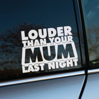 Plotrovaná nálepka na auto s odvážnym textom „Louder Than Your Mum Last Night“, určená pre milovníkov hlučných áut.