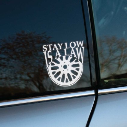 Plotrovaná nálepka s nápisom „Stay low is a law“ a dizajnom disku, ideálna ako nálepka na auto pre fanúšikov stance scény.