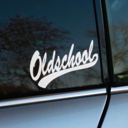 Plotrovaná nálepka na auto s nápisom „Oldschool“ v retro štýle písma, ideálna pre milovníkov klasických áut.