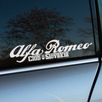 Plotrovaná nálepka s nápisom Alfa Romeo a textom Club Slovakia doplneným o slovenský štátny znak, štýlový klubový dizajn.