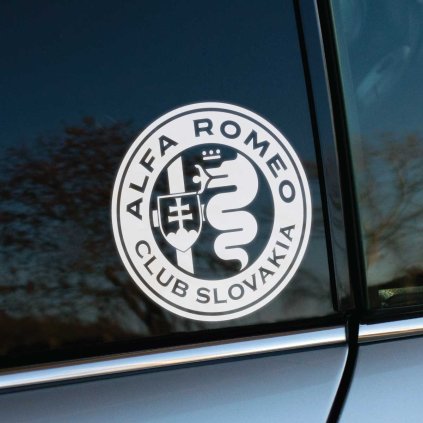 Plotrovaná nálepka s kruhovým logom, slovenským znakom a hadom, text ALFA ROMEO CLUB SLOVAKIA v obvodovom prstenci.