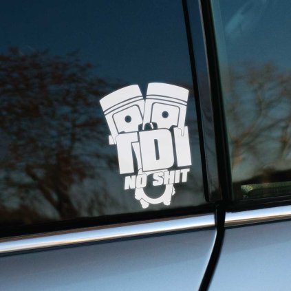 Plotrovaná nálepka na auto s motívom dvoch piestov a nápisom „TDI No Shit“, určená pre fanúšikov dieselových motorov.