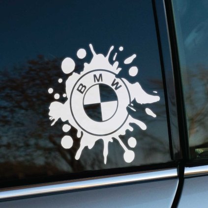 Plotrovaná nálepka s logom BMW zasadeným do efektu striekanca, pôsobivý kontrast techniky a street art štýlu.