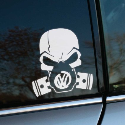 Plotrovaná nálepka lebky s plynovou maskou, logom Volkswagen a piestami.