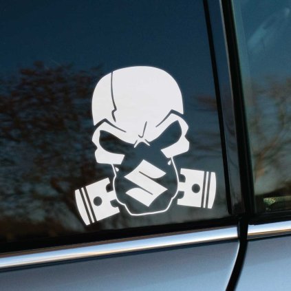 Plotrovaná nálepka lebky s plynovou maskou a logom Suzuki, štýlový doplnok na auto.