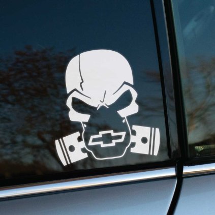 Biela nálepka na okne automobilu Chevrolet zobrazuje lebku s piestami a logom Chevrolet v ústach. Táto výrazná a originálna nálepka dodáva vozidlu drsný a moderný vzhľad, ktorý okamžite upúta pozornosť. Ideálna pre majiteľov Chevrolet, ktorí chcú svoje auto odlíšiť a zdôrazniť svoju vášeň pre túto značku. Nálepka je umiestnená na zadnom okne, čo zabezpečuje vysokú viditeľnosť a odolnosť voči poveternostným podmienkam. Perfektný doplnok pre tuningové autá a všetkých nadšencov automobilových dekorácií, ktorí hľadajú jedinečné a štýlové auto nálepky.