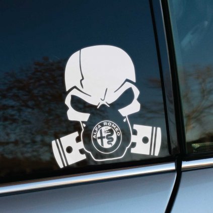 Plotrovaná nálepka s lebkou v maske doplnenou logom Alfa Romeo a piestami, výrazný dizajn pre nadšencov značky.