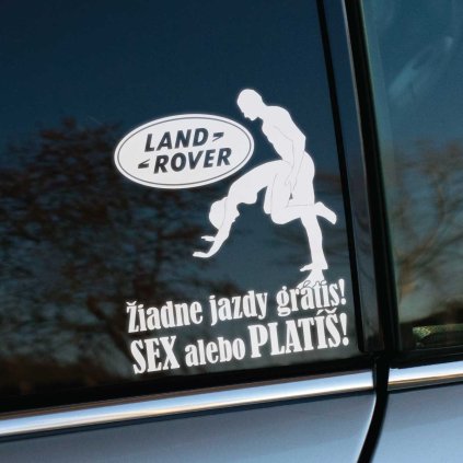 Jednofarebná vyrezávaná nálepka s postavami muža a ženy v odvážnej póze pri logu Land Rover, doplnená textom „Žiadne jazdy grátis! SEX alebo PLATÍŠ!“.