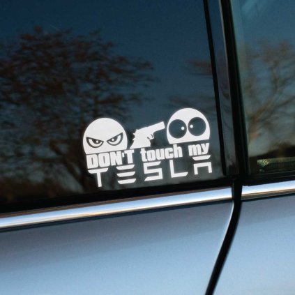 Vyrezávaná nálepka s textom “Don’t touch my Tesla”, zamračená tvár so zbraňou mieri na udivenú tvár.