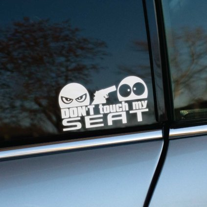 Plotrovaná nálepka s textom „Don’t touch my Seat“, zamračená tvár drží pištoľ a mieri na prekvapenú tvár.
