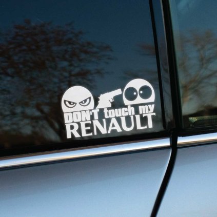 Plotrovaná nálepka s textom „Don’t touch my Renault“, zamračená tvár so zbraňou mieri na udivenú tvár.
