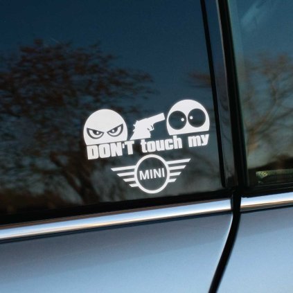 Vyrezávaná nálepka s textom „Don’t touch my MINI“, zamračená tvár drží pištoľ a mieri na udivenú tvár.