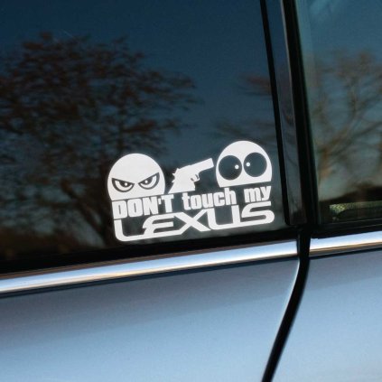 Plotrovaná nálepka s textom „Don’t touch my Lexus“, zamračená tvár so zbraňou mieri na prekvapenú tvár.