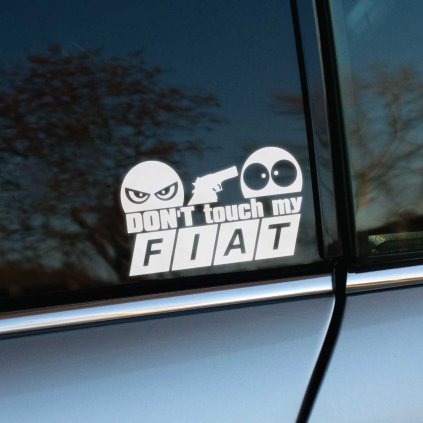 Vyrezávaná nálepka s textom „Don’t touch my Fiat“, zamračená tvár drží pištoľ a mieri na udivenú tvár.