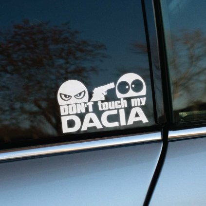 Plotrovaná nálepka s textom „Don’t touch my Dacia“, zamračená tvár so zbraňou mieri na prekvapenú tvár.