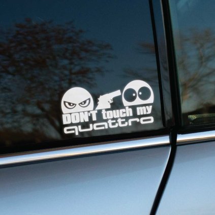 Plotrovaná nálepka s textom „Don’t touch my Quattro“, zamračená tvár so zbraňou mieri na prekvapenú tvár.