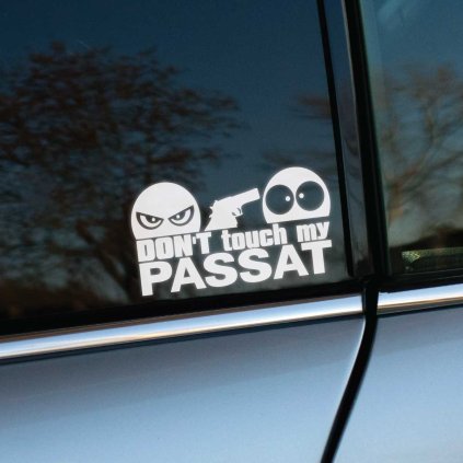 Vyrezávaná nálepka s textom „Don’t touch my Passat“, zamračená tvár drží zbraň a mieri na udivenú tvár.