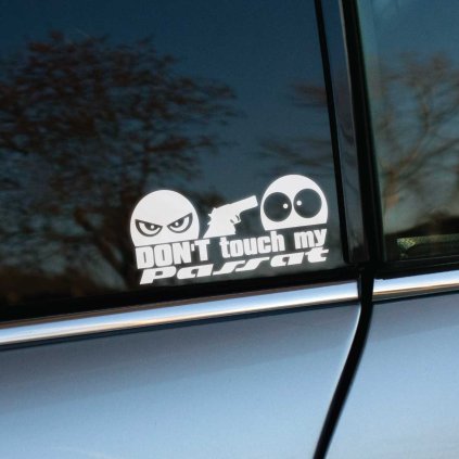 Plotrovaná nálepka s postavami a zbraňou, ktorú dopĺňa varovný nápis DON'T touch my Passat v spodnej časti nálepky.