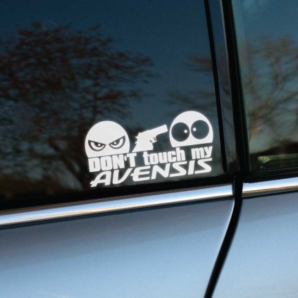 Plotrovaná nálepka s textom „Don’t touch my Avensis“, zamračená tvár so zbraňou mieri na prekvapenú tvár.