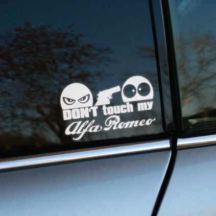 Plotrovaná nálepka s textom „Don’t touch my Alfa Romeo“, zamračená tvár so zbraňou mieri na prekvapenú tvár.