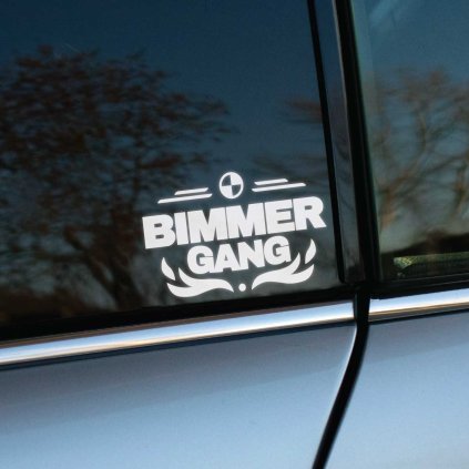 Plotrovaná nálepka na auto s nápisom Bimmer Gang, logom BMW a ozdobnými prvkami, ideálna pre komunitu fanúšikov značky.