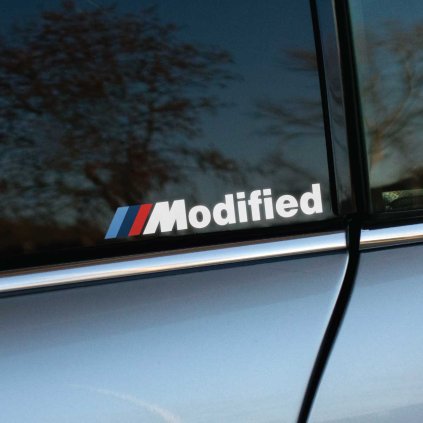 Plotrovaná nálepka na auto s nápisom Modified a ikonickým M logom, ideálna pre tuningových nadšencov a fanúšikov BMW.