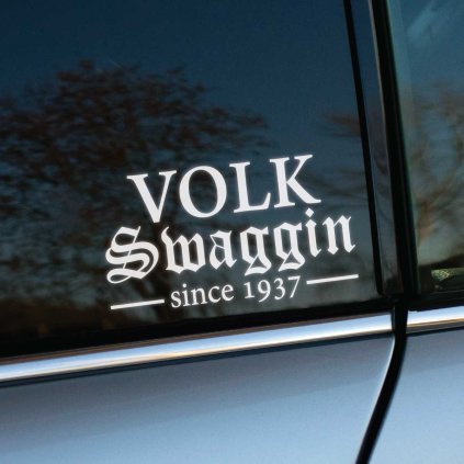Plotrovaná nálepka s textom „Volk Swaggin since 1937“ v kombinácii klasického a gotického písma na bočnom okne auta.
